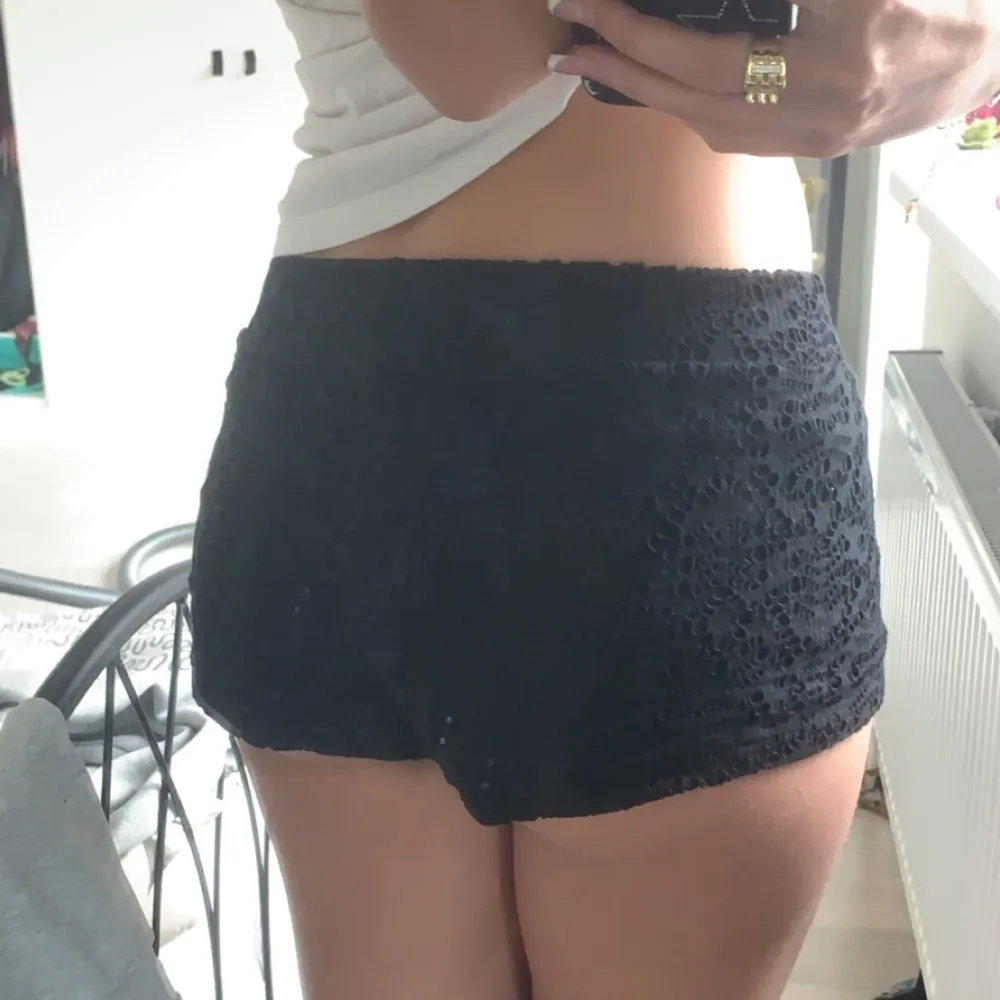 Fina shorts med nättyg ovanpå det vanliga tyget. Storlek M men de passar S eller till och meda XS. Dem är stretchiga så M kanske också kan ha dem men skulle mer säga S/XS🫶🏻. Shorts.