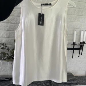 Vit topp - Jättefin blus / topp 🤍 Dragkedja på sidan. Aldrig använd, helt ny. 
