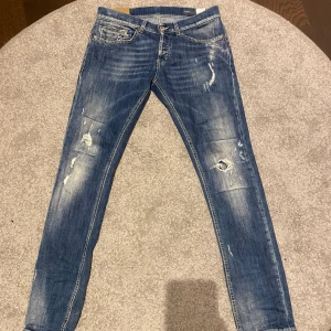 Dondup George  - Tja! Säljer nu mina Dondup George  Skick 10/10 ( väldigt sparsamt använda) Köpta för 2299 Säljer för 1499 Priset ej hugget i sten😁  