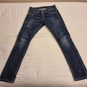 Dondup george 31 - Sjukt feta dondup george 31 i galet bra skick. Tvärfett tvätt. Innerbenslängd 82 cm. Vid frågor eller fler bilder är det bara att skriva //Kba_Closet 