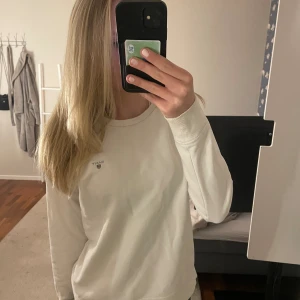 Gant tröja - Säljer denna GANT tröja då den inte kommer till användning💕 använd ett fåtal gånger därav i bra skick! Priset kan diskuteras.