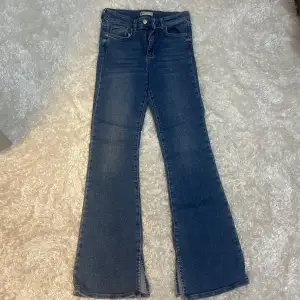 Dessa jeans är i storlek 38 från Gina Tricot. Använd endast ett par gånger. Inga skador eller missfärgningar. Dessa jeans har slits vid benen och är bekväma. 