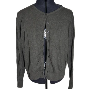 Essential cardigan - Super fin och skön kofta som alla behöver i garderoben! 