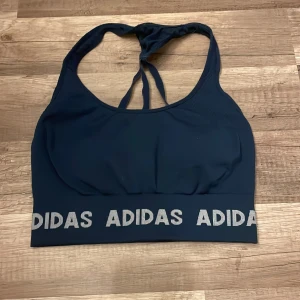 Sport-bh  - Sport-bh från adidas. Lappar är bortklippta men i storlek xs 