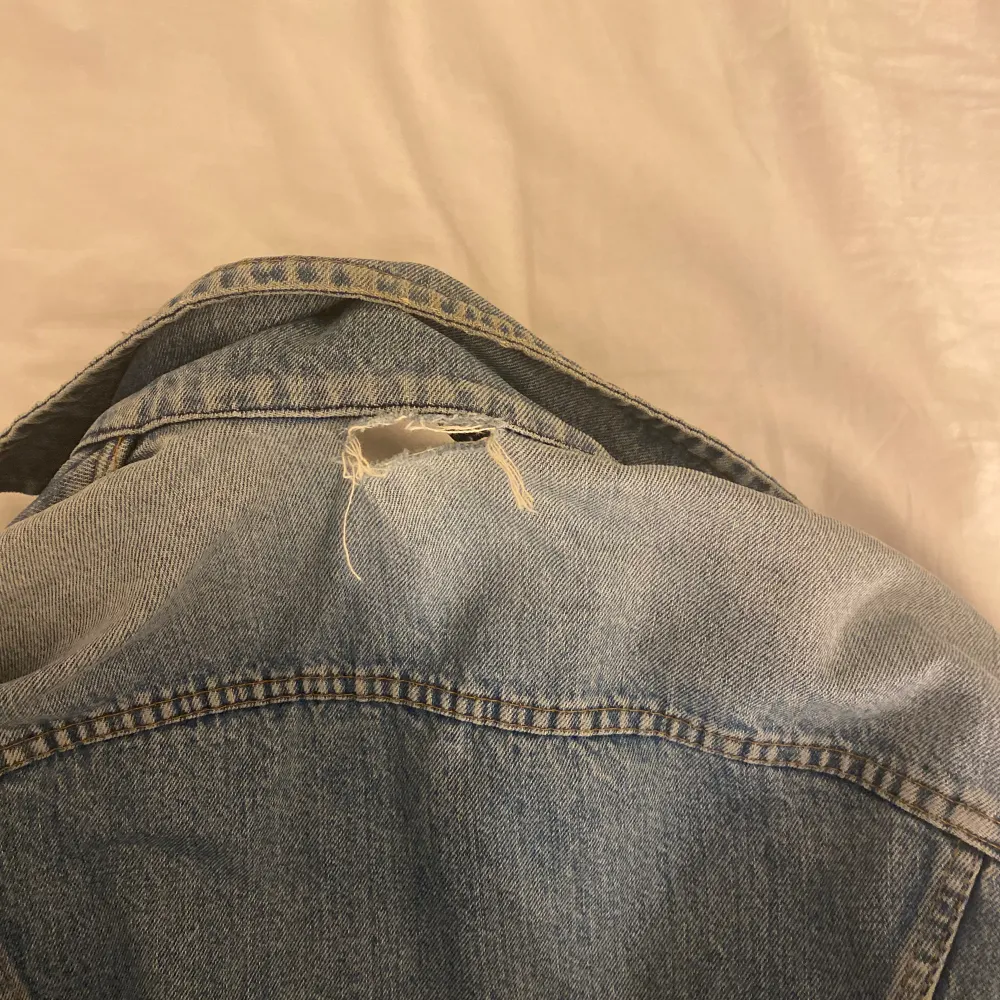 Sä snygg jeansjacka från märket Top Indigo Blue storlek S! Har ett litet hål i nacken men syns inte när man har den på sig. Jackor.