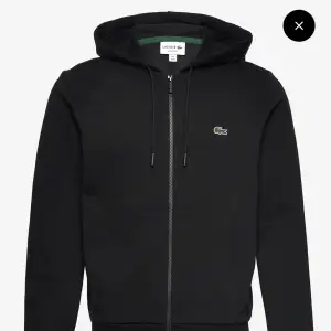 Snygg lacoste zip up hoodie köpt förra året för 1320kr men inte riktigt kommit till användning. Skriv för frågor och pris går att diskuteras!!