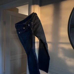 Lågmidjade Levis jeans - Sitter så snyggt men tyvärr kommer dem inte till användning längre💕