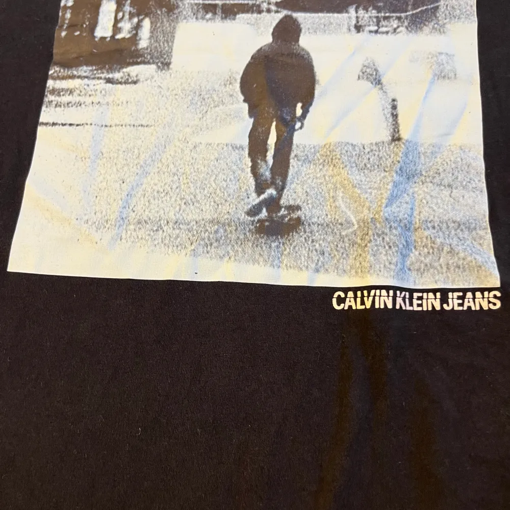 Hej, Calvin Klein T-shirt. Använts ett par gånger sedan bara legat i skåpet. Priset är 250:- Pris går att diksuteras vid snabb affär. Mvh Top.brandz. T-shirts.