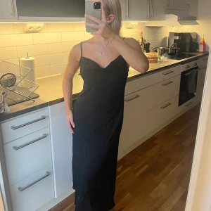 Klänning i satin - Klänning med knytning i ryggen. 