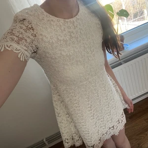 Vacker klänning - Så fin klänning från Zara. Storlek 13-14 år 164cm men passar för XS också, rekommenderas till någon som är lite kortare så kanske 152-158 trots att storleken säger 164cm. Se klänningens längd på bilden. Jättefint skick, fin kvalitet. Slutsåld
