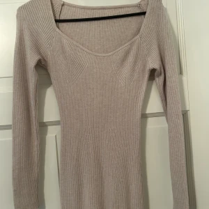 Stickad långklänning  - En beige stickad långklänning som inte används. Storlek xs✨