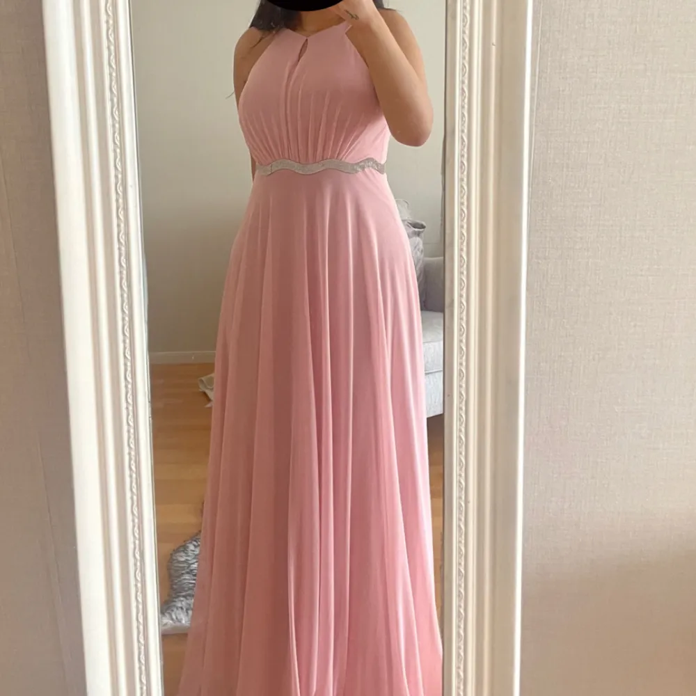 Säljer denna klänning, använd endast en gång på ett bröllop. Den är i väldigt bra skick, köpt från en butik i Södertälje. Köpt för 2200kr Pris kan diskuteras! . Klänningar.