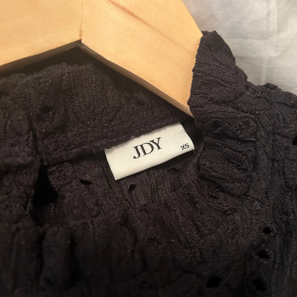 En svart blus från JDY i storlek xs. Den är endast testad💞. Blusar.