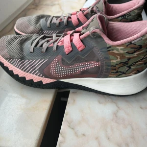 Kyrie flytrap - Använt ca 3måndader, ligger i bra skick, lite av skosnören för långt.