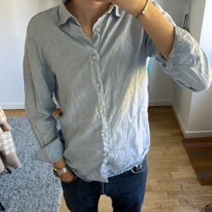 Ljusblå linneskjorta - Tjena! Säljer min ljusblåa linneskjorta från uniqlo i bra skick! Storlek S men passar även mindre Skriv gärna om du har några frågor😁