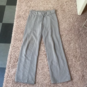 Lågmidjade mjukisbyxor  - Ett par superfina (slutsplålda) lågmidjade mjukisar i bra skick !