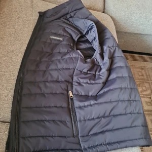 Lexington väst - Det är en Lexington väst med storlek medium. Bara använd en gång för det var inget för mig. Kostar 2200kr ny