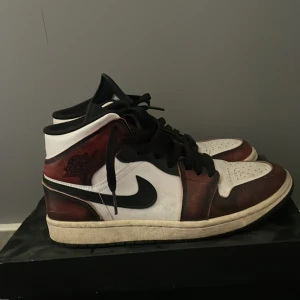 Jordan 1 Mid - Skick, använd några gånger men är fortfarande i bra skick.