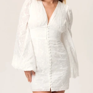 Adoore klänning - Säljer denna klänning då den var för liten och det är försent att lämna tillbaka, den är alltså helt oanvänd och kommer i orginalförpackningen❤️‍🔥