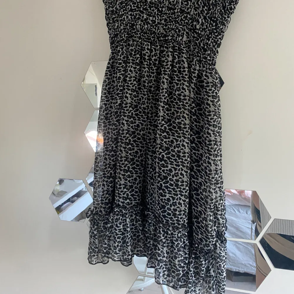 Säljer denna perfekta leopard klänningen! . Klänningar.