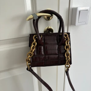 Zara väska  - Väska från Zara. Oanvänd. Färgen är i brun/vinröd 