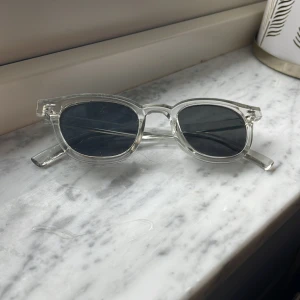 Säljer dom hör jätte snygga monten solglasögonen köpte dom för 549 - Väldigt bra skick jätte snygga 