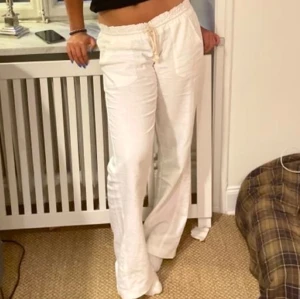 Linnebyxor - Sköna och fina linnebyxor ifrån Roxy, storlek L men små i storleken så passar mera som en M 🤍🌟 Säljer då jag inte tyckte att själva modellen passa mig.        (Bilden är lånad)
