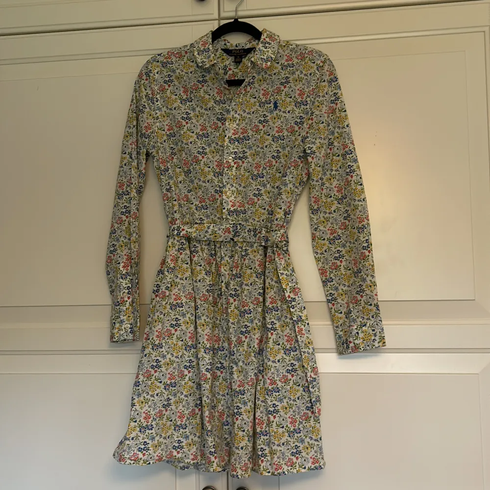 Säljer denna söta klänningen från Ralph Lauren! Den är aldrig använd och är i nyskick. Den är i storlek 16 men skulle säga att den passar som en XXS/XS. Köpt för ca 700-800🌸🌺🌼Pris kan diskuteras!!!. Klänningar.
