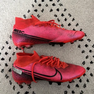 Nike mercurial vapor superfly  - Väldigt feta inga fel på dom bara att dom är lite smutsiga, priset kan diskuteras 