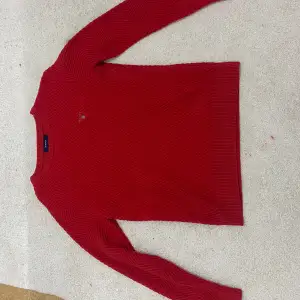 Röd stickad Gant tröja Skick 10/10 Oanvänd Nypris 1299kr Pris kan diskuteras!!! 