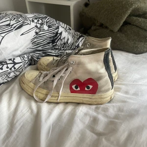 Cdg skor - Skor i välanvändt skick. Låda tillkommer 