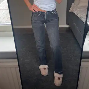 Skitsnygga svarta jeans från Gina i storlek 32!
