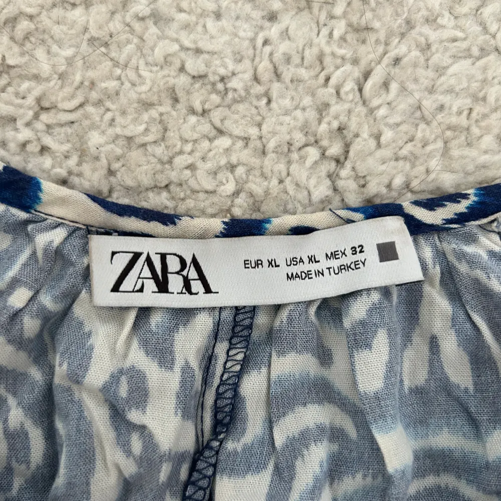 Säljer denna fina klänning ifrån Zara då den aldrig kommer till användning. Storlek XL men har använts utav mig som i vanliga fall har S/M. Klänningen är i jätte bra skick💗Pris kan diskuteras . Klänningar.