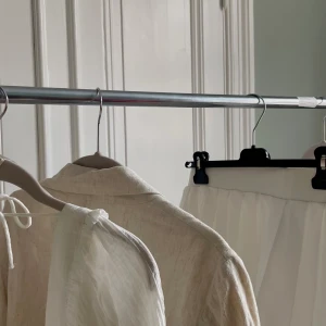 Beige kavaj från stradivarius - Naturfärgad, lite oversized kavaj i linnematerial från Stradivarius, inköpt i Madrid under vintern. Superfint skick, och stl. M.