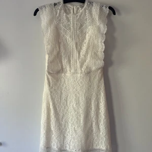 Fin vit klänning  - Fin vit klänning med volanger som endast är använd 2-3 gånger. Inga defekter alls. Passar till student, konfirmation, skolavslutning mm. Skulle säga att den passar XS-S. Nypris 560kr.