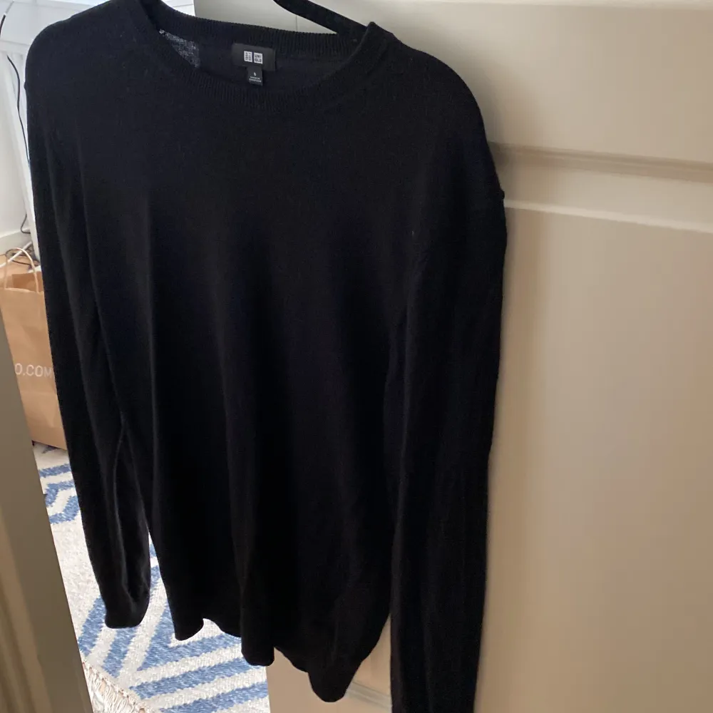 Hej, säljer nu min snygga merinoull tröja från uniqlo. Den är i mycket bra skick utan några defekter. Hör av er om ni har frågor. . Tröjor & Koftor.