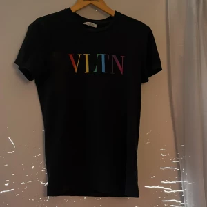 Valentino T-shirt - Skick 8-10 vet ej om den är äkta. 
