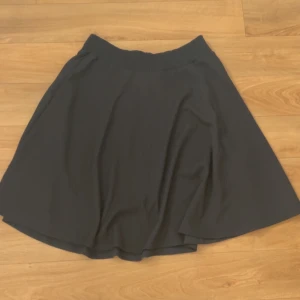 Svart kjol - Storlek M/L använd några gånger förra sommaren 