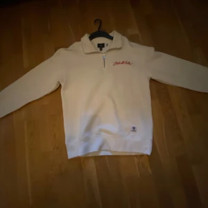 Half zip hoodie  - Jätte bra skick använt den en gång och det är en väldigt skön och fin half zip