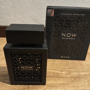 Lattafa Rave Now - Doftar som Creed Aventus. Har luktat på båda pch tycker dem liknar men denna är lite mer fruktig. Säljer för att jag vill få bort några parfymer. Ca. 85 ml kvar. Nypris 270 kr.
