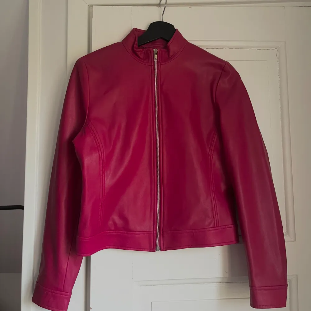 Säljer denna coola jacka i rosa färg perfekt för våren//sommaren❤️står ej märket men är köpt på beyond retro❤️. Jackor.