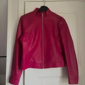 Säljer denna coola jacka i rosa färg perfekt för våren//sommaren❤️står ej märket men är köpt på beyond retro❤️