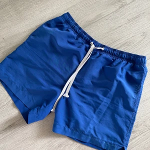 Calvin Klein Badbyxor  - Mycket väl använda badshorts. Texten är nästan helt borta men kvalitén håller bra 
