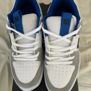 Tyvärr så har skorna blivit för små, då jag har storleken 43 och dessa skor är storlek 40. Använd två gånger knappt ingen creas  - Mycke bra skick 