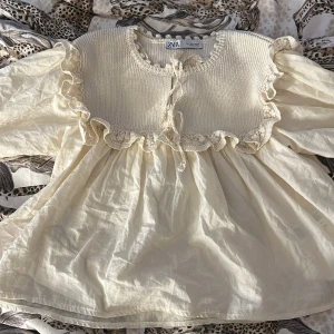 Blus  - As fin blus från zara har inte ansvällt många gånger alls, en av rosetterna har tidigare vart trasiga men jag har sytt ihop den så de är inget problem 💞 Tror den är köpt för ca 450kr 