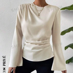 Champagne blus - Blus i champagne färg. Färgen är finare i verkligheten. Syns inte så bra på bild. Finns dragkedja på sidan. 