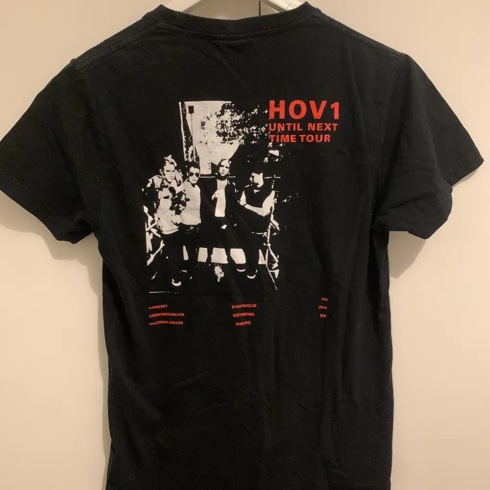 Hov1 merch i storlek S, använd en del men i väldigt bra skick bortsett från att trycket spruckit lite grann på baksidan (se bild). T-shirts.