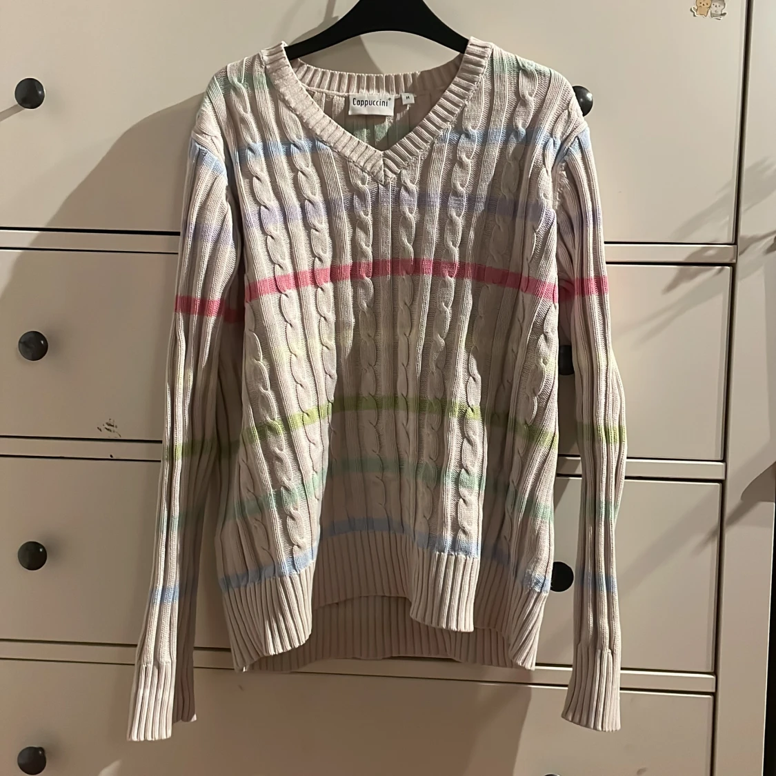 Regnbågig stickad tröja