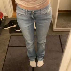 Hjälper min vän och sälja! Ljusblåa jeans, har används en gång. Säljs då de inte kommer till användning och för att de är för stora för henne! Hon har klippt de lite där nere för att de var för långa. St: 40, de köptes för 350! Pris kan diskuteras❤️
