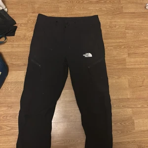 The north face vindbyxor - North face vindbyxor i bra skick  